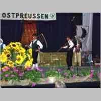 902-1017 Regionaltreffen 2005 Schwerin. Volkstanz- und Trachtengruppe aus Thueringen mit ihrem Ostpreussenprogramm..jpg